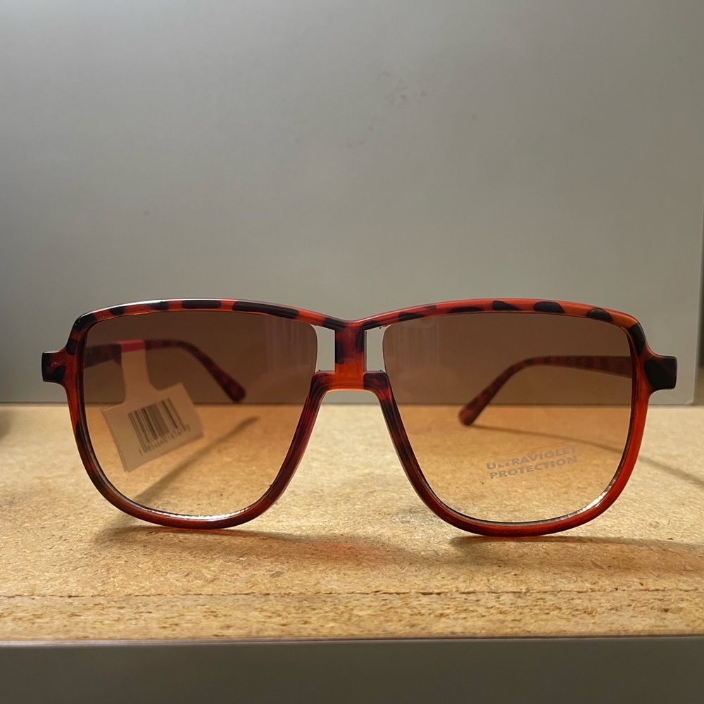 Wide brim tortoise unisex sunglasses
